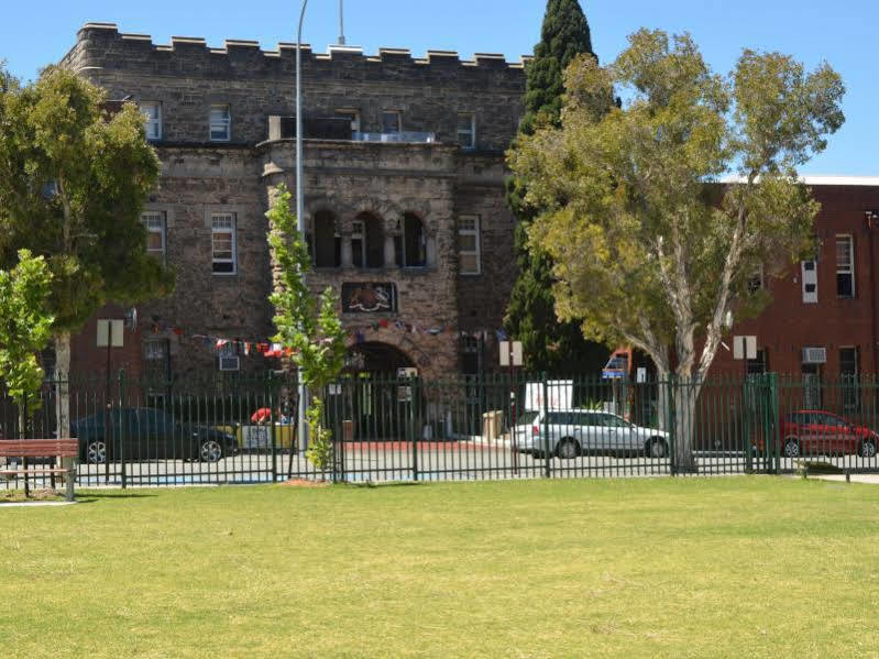 The Old Swan Barracks Vandrarhem Perth Exteriör bild